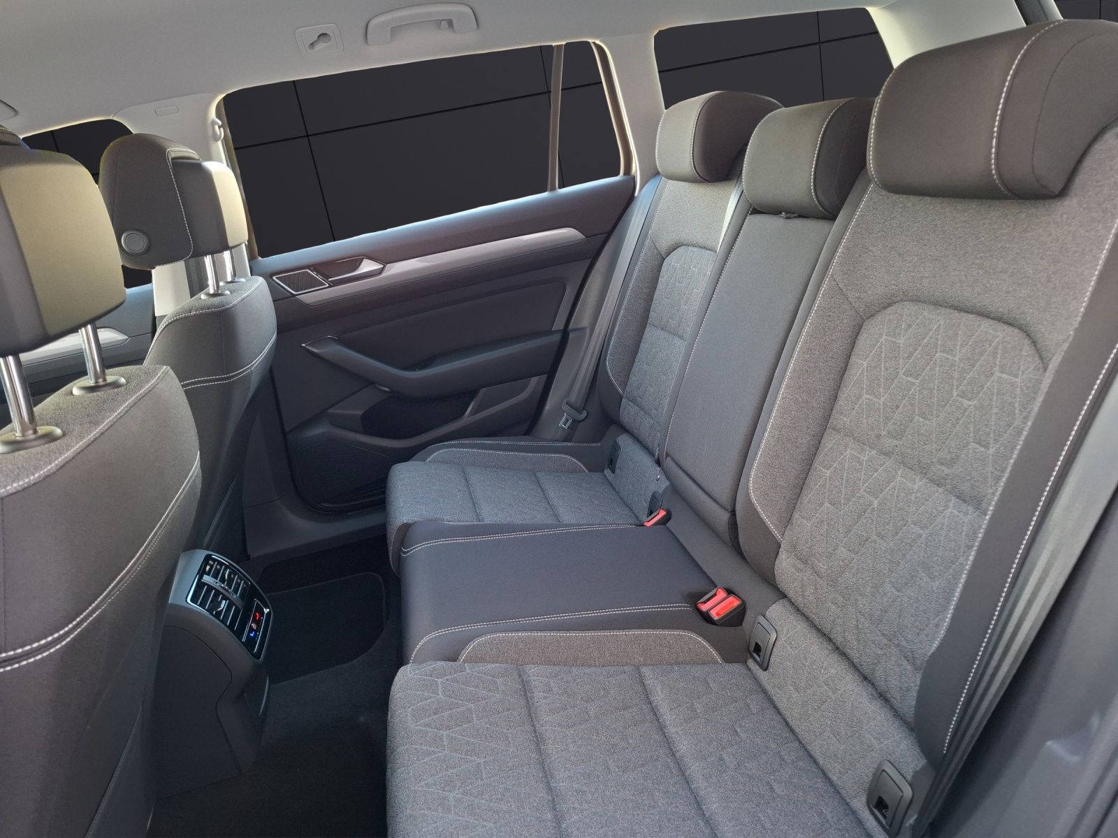Fahrzeugabbildung Volkswagen Passat Variant TSI Business DSG STH Matrix Navi