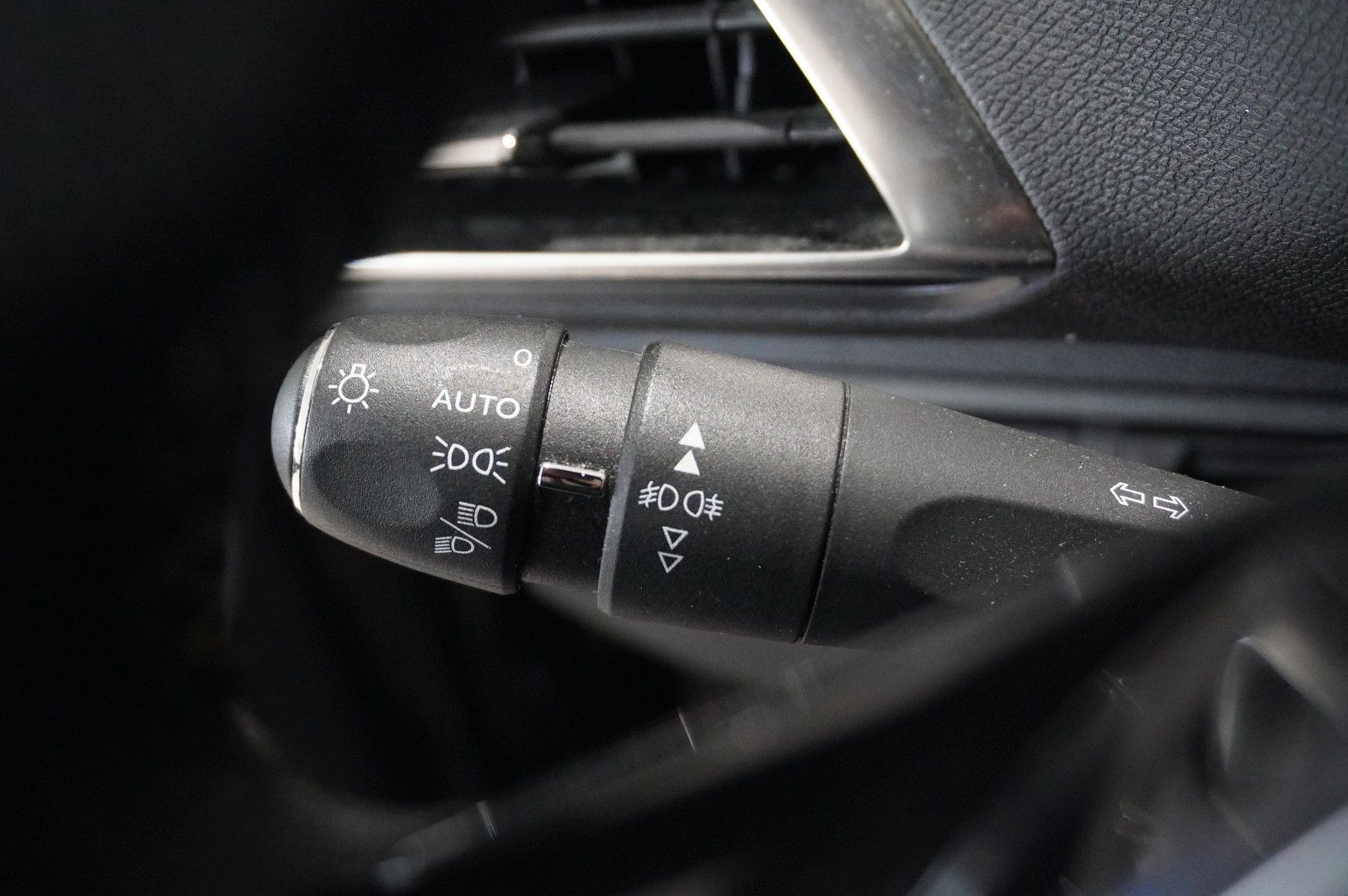 Fahrzeugabbildung Peugeot 5008 1.2T ALLURE GT-LINE 7-SITZ NAVI/LED/KAMERA