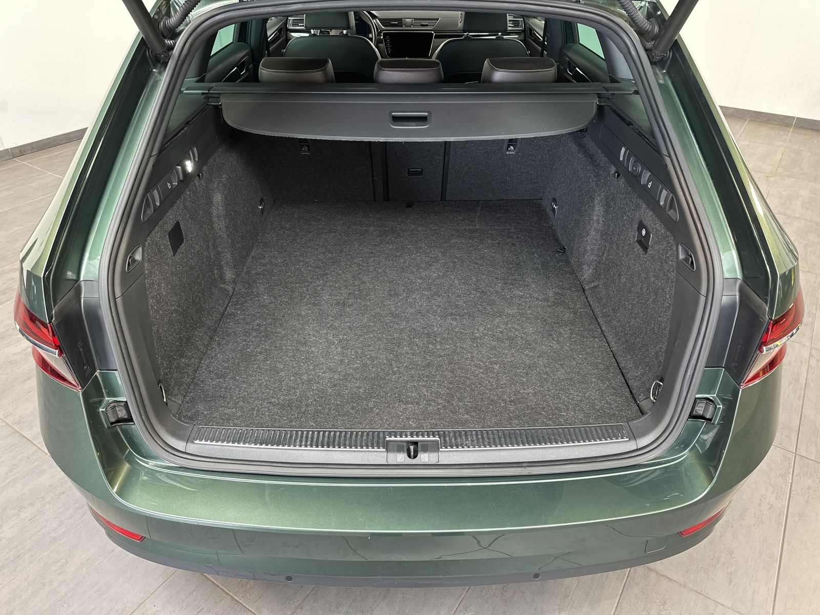Fahrzeugabbildung SKODA Superb Combi 1.4 TSI iV DSG L&K NAV+MATRIX+VCOCK