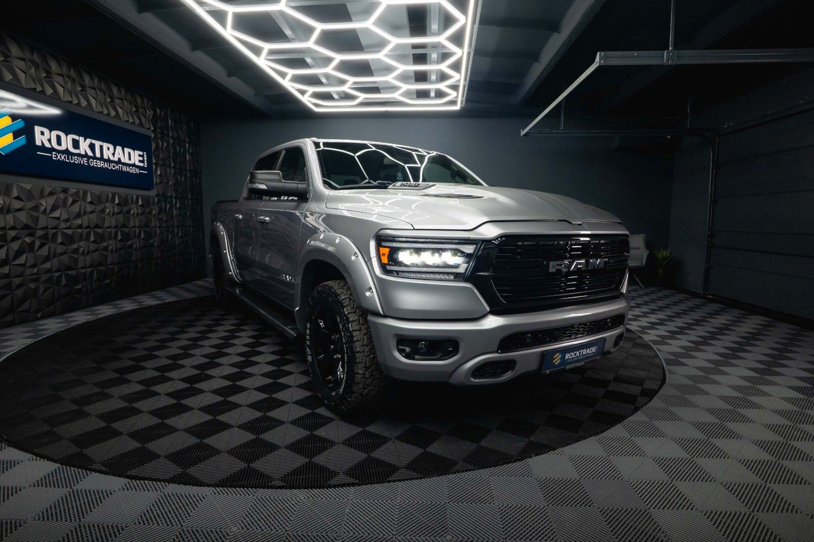 Fahrzeugabbildung Dodge RAM 5.7 V8 HEMI 4x4 OFFROAD Night-Paket *LED*19%