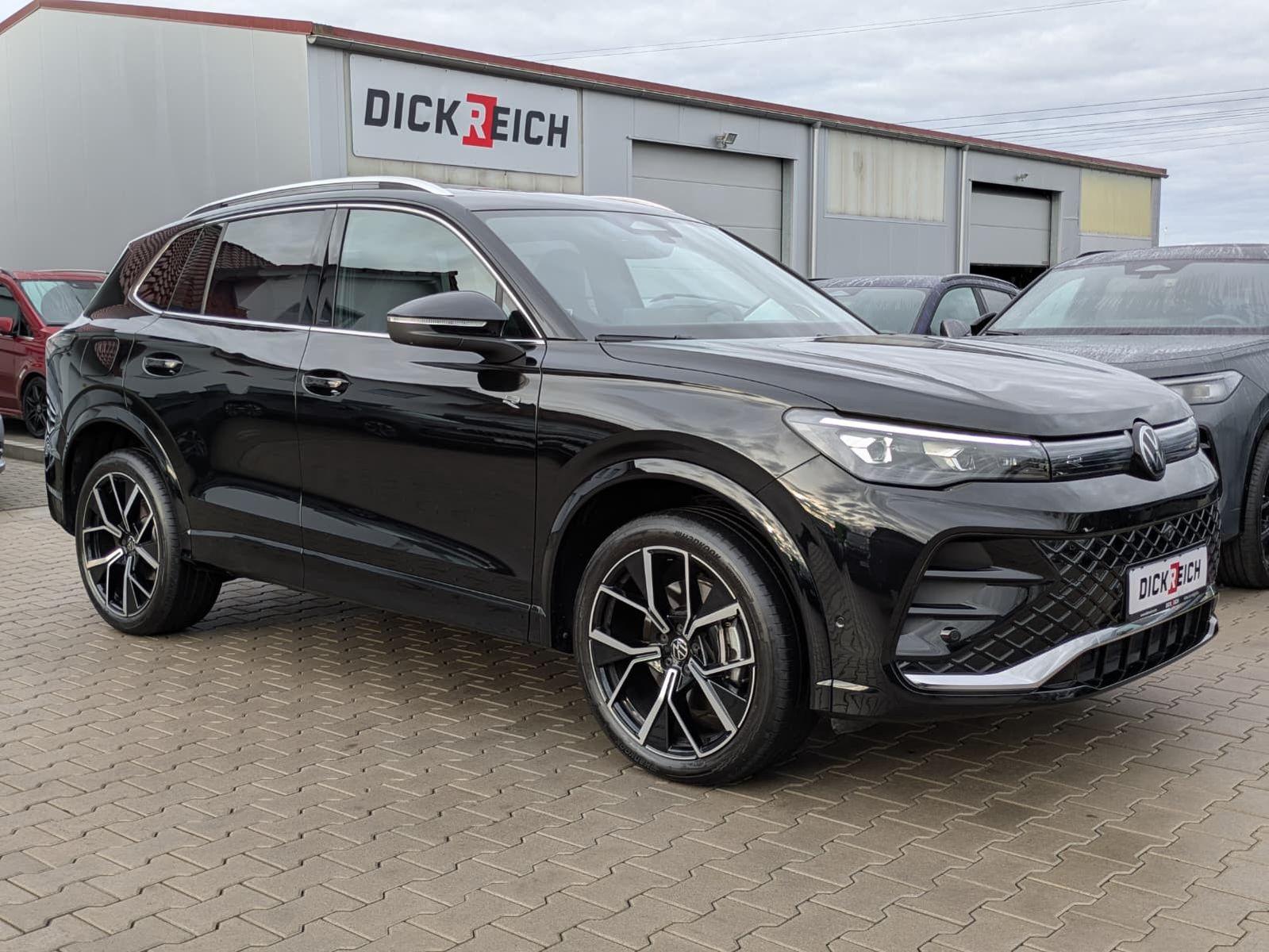 Fahrzeugabbildung Volkswagen Tiguan 2.0 TDI 4M R-Line PANO*H&K*AHK*MATRIX*20"