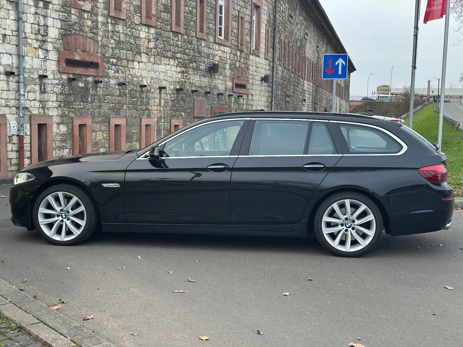 Fahrzeugabbildung BMW 530d xDRIVE TOURING LUXURY LINE*MOD.2015+PANO.*