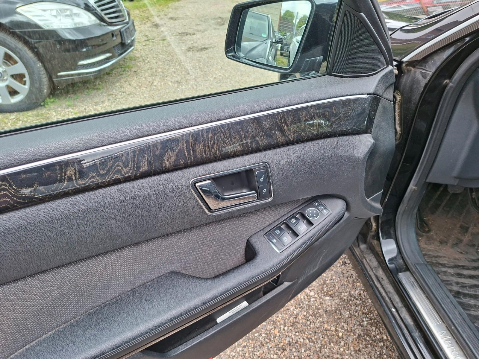 Mercedes-Benz E200 2011 — photo 14