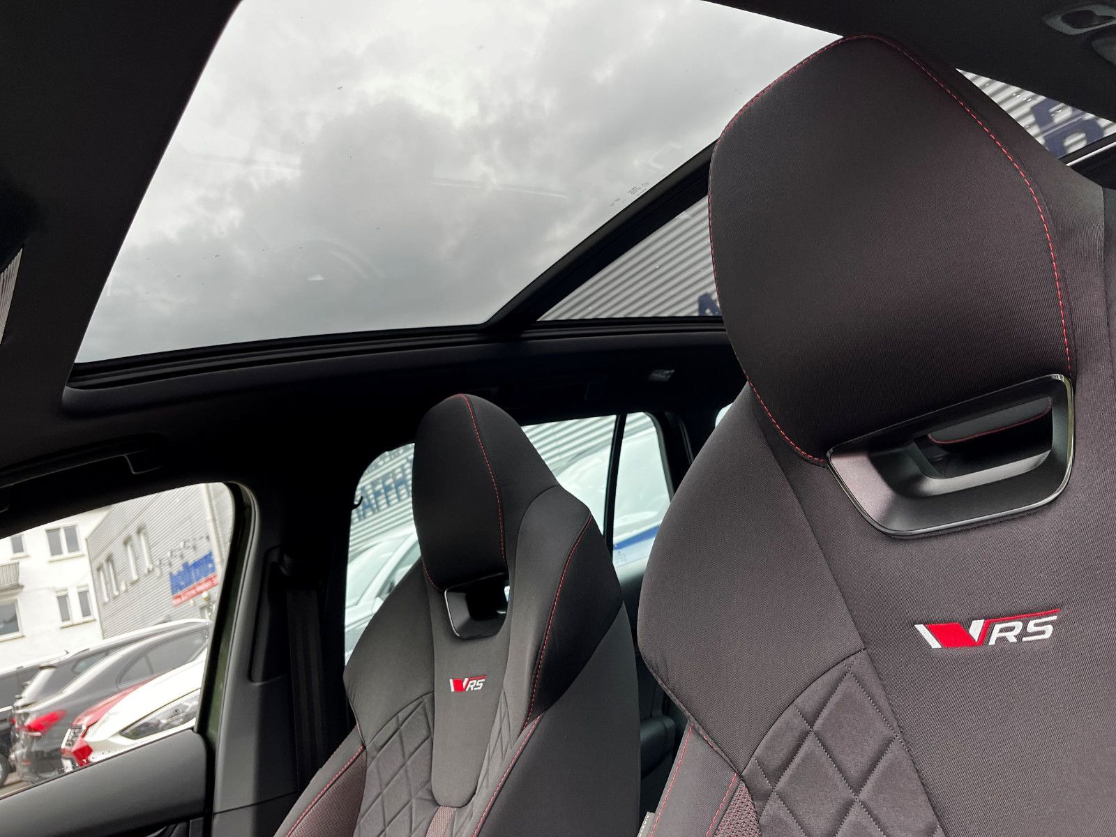 Fahrzeugabbildung SKODA Octavia Combi 2.0 TSI RS AHK NAV PANO 18"