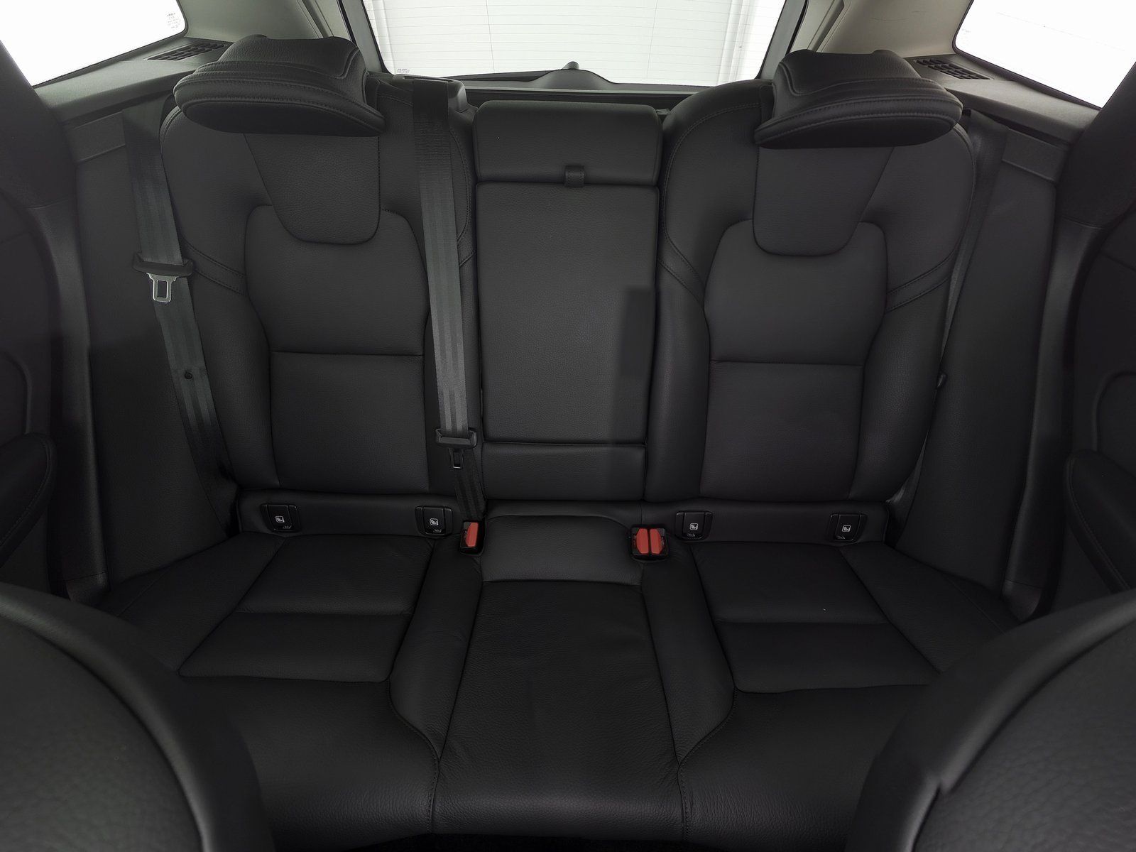 Volvo XC60 B4 Diesel AWD Plus Dark STANDHZ 360 GSHD foto 5