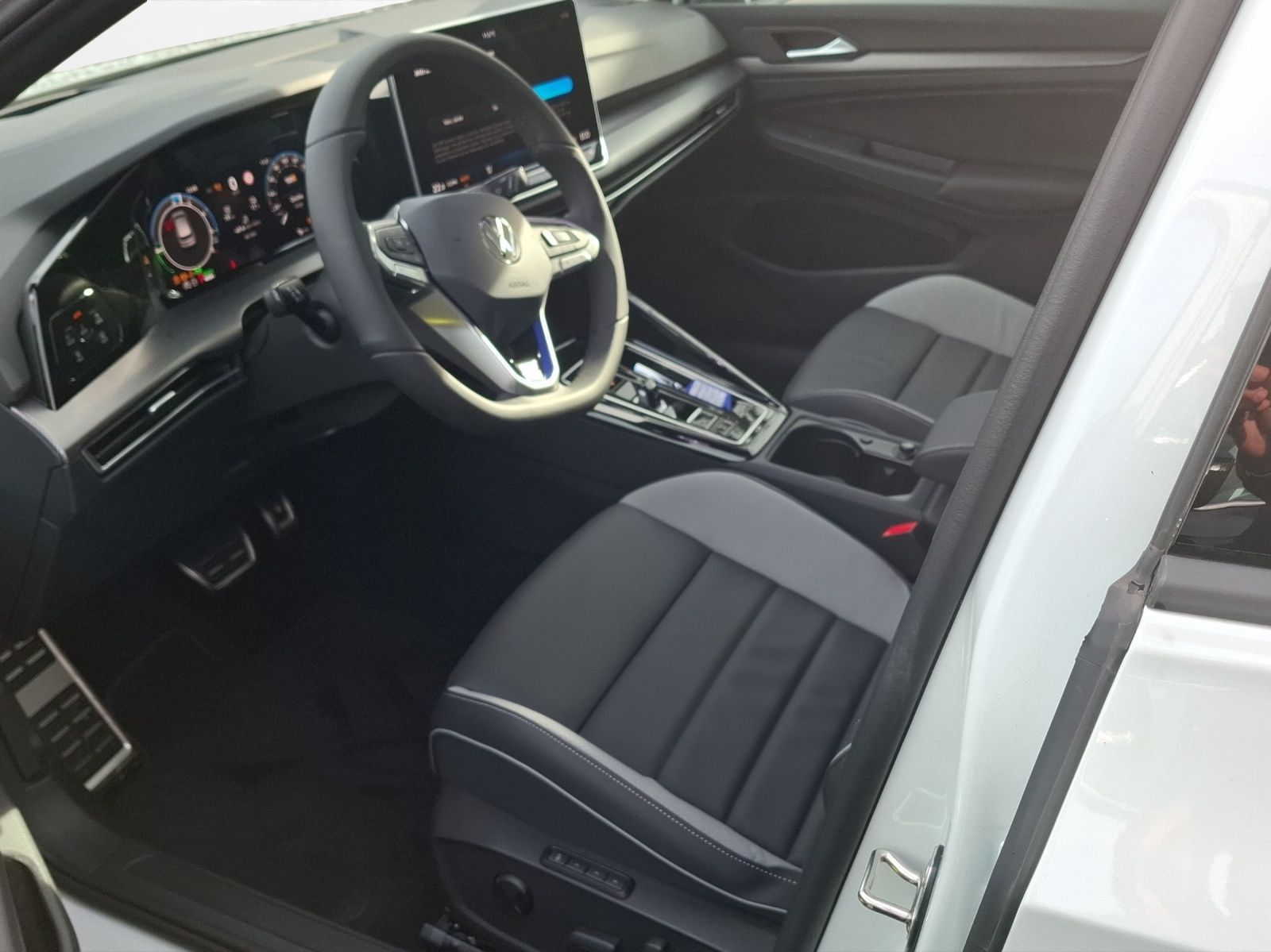 Volkswagen Golf GTE 177 PS DSG | PANO | HUD | AHZV. uvm. imagem 2