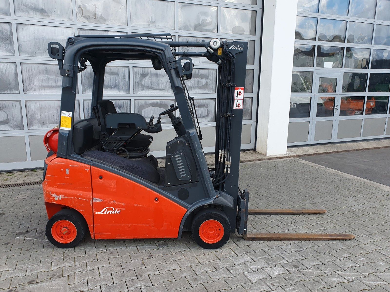 Fahrzeugabbildung Linde H16 T-01 / 4,6m /  nur: 3.260h / Gas / SS