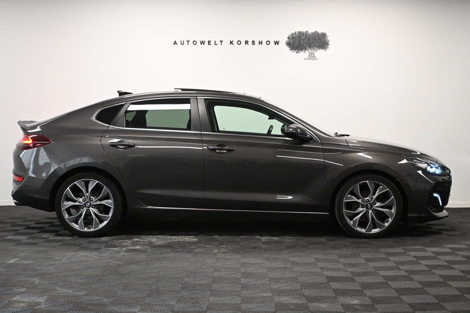 Hyundai i30 Premium *KAMERA*KESSY*LENKRADHZ*SHZ*CARPLAY