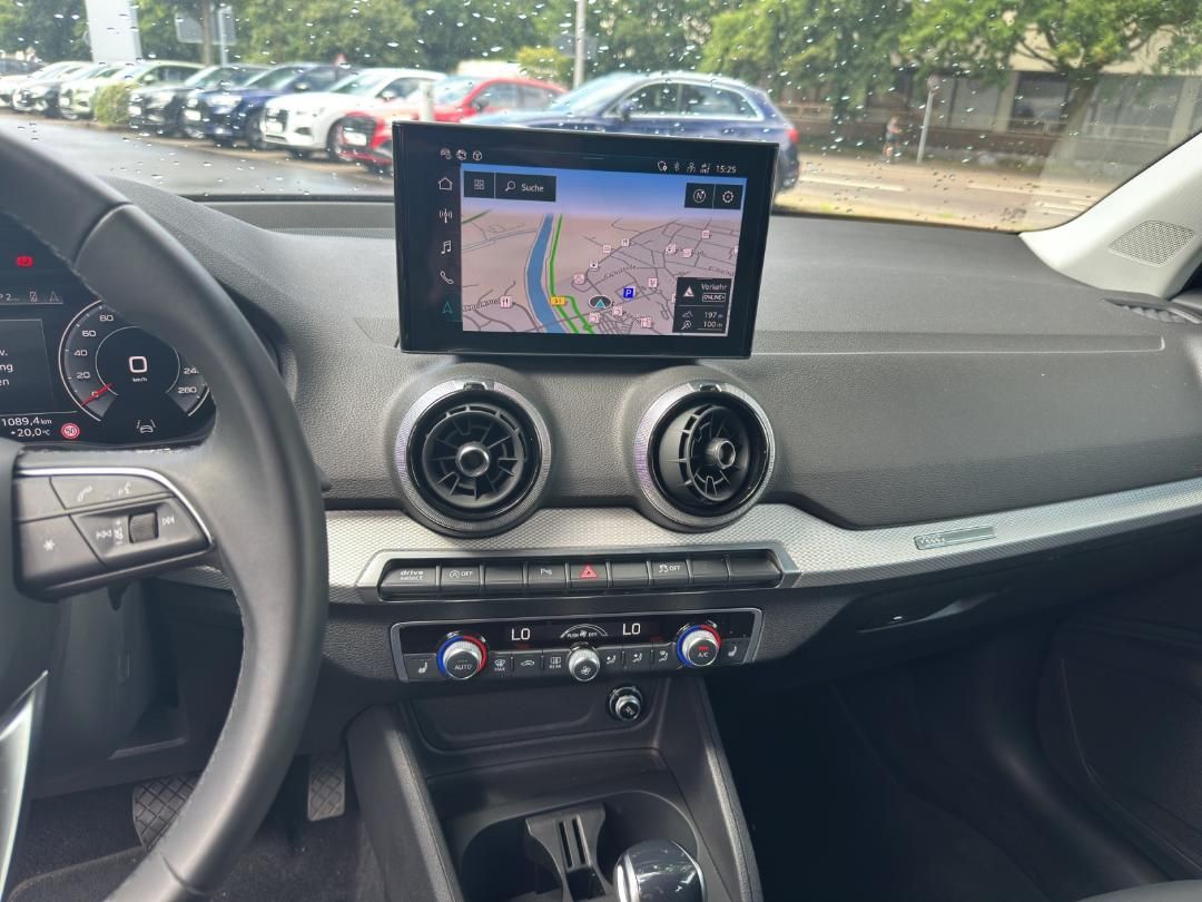 Fahrzeugabbildung Audi Q2 S line 35 TFSI S tronic Fahren Parken Leder