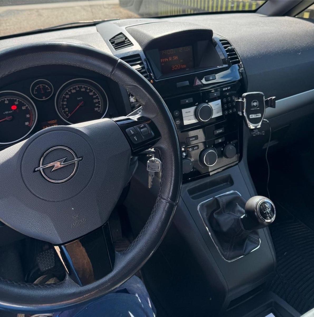 Opel Zafira 2011 — interior