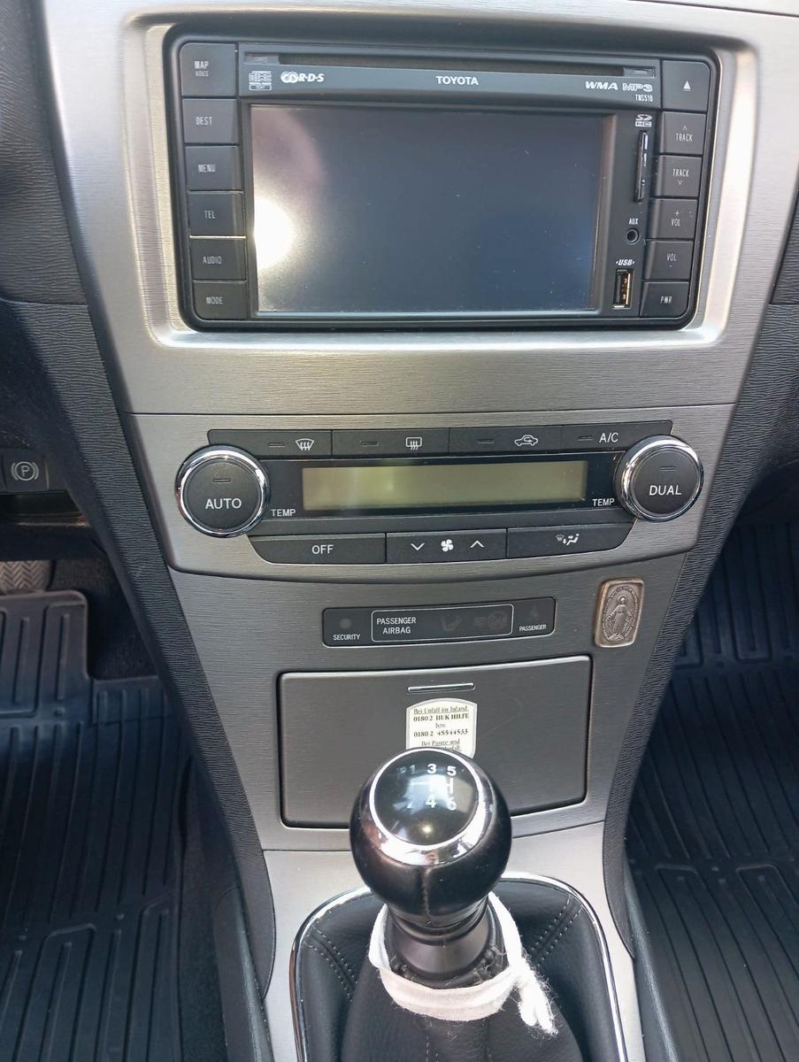 Toyota Avensis 2011 — photo 8