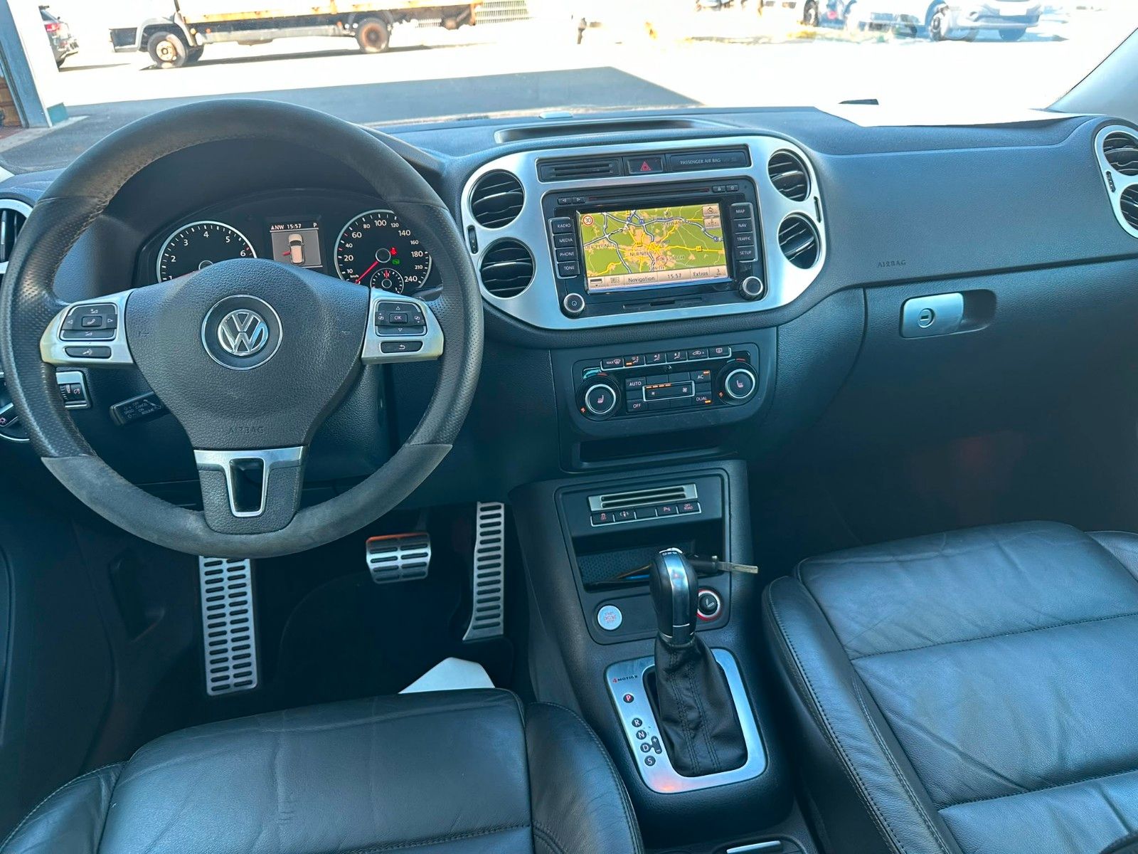 Volkswagen Tiguan - 1