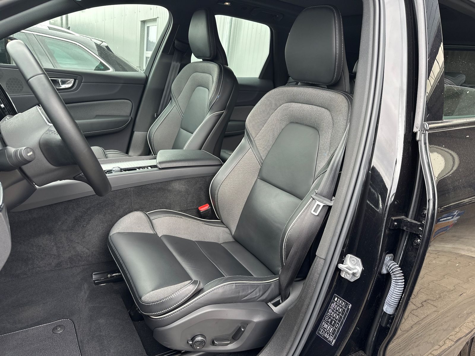 Fahrzeugabbildung Volvo XC60 T6 Hybrid AWD R-Design NAV+LED+AHK+PANO+ACC