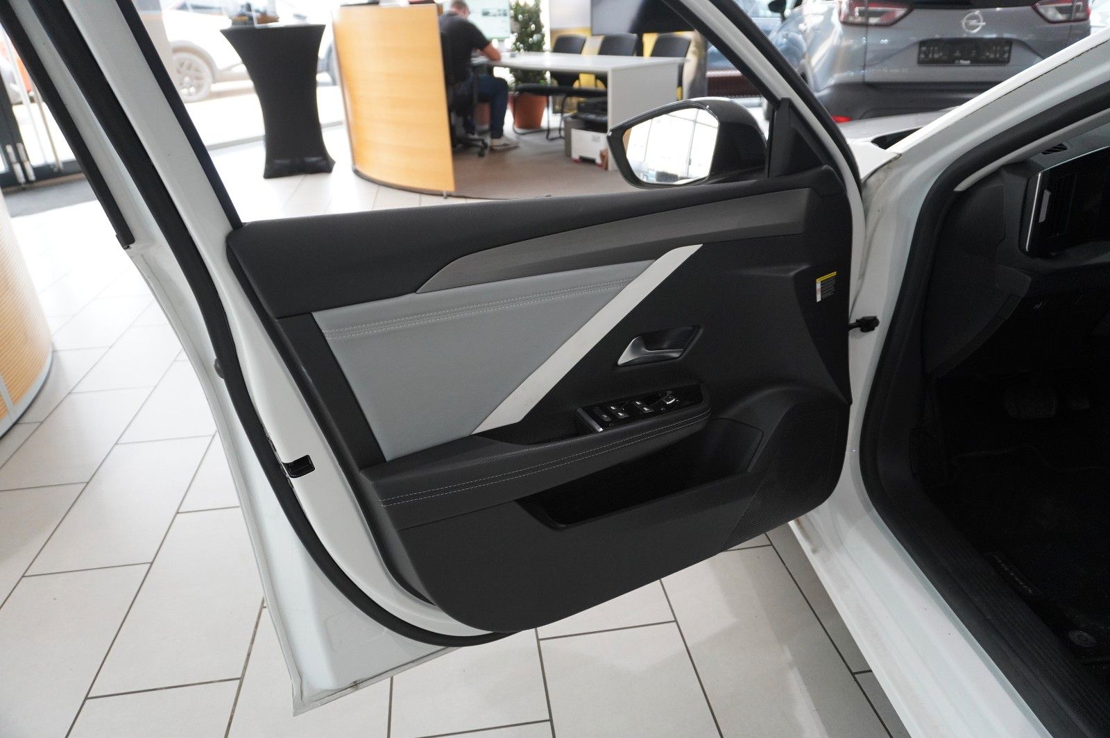 Fahrzeugabbildung Opel Astra L Lim. 1.2T ELEGANCE NAVI/LED/KAMERA/SPORT