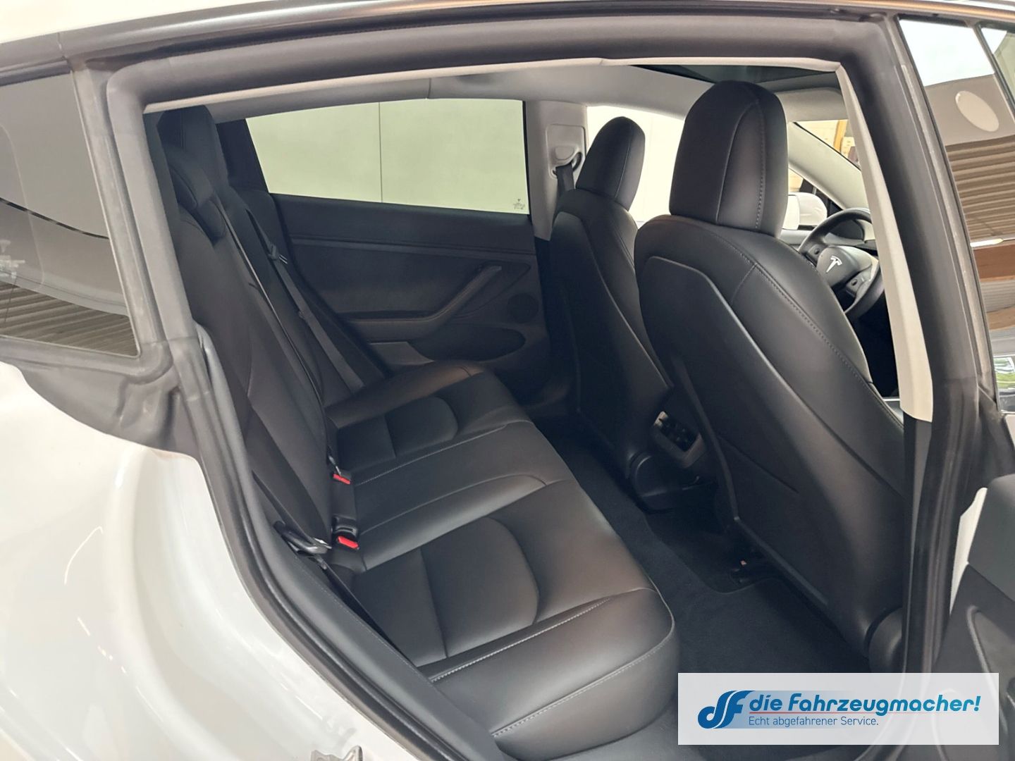 Fahrzeugabbildung Tesla Model 3 Basis RWD Soundsystem ACC El. Heckklappe