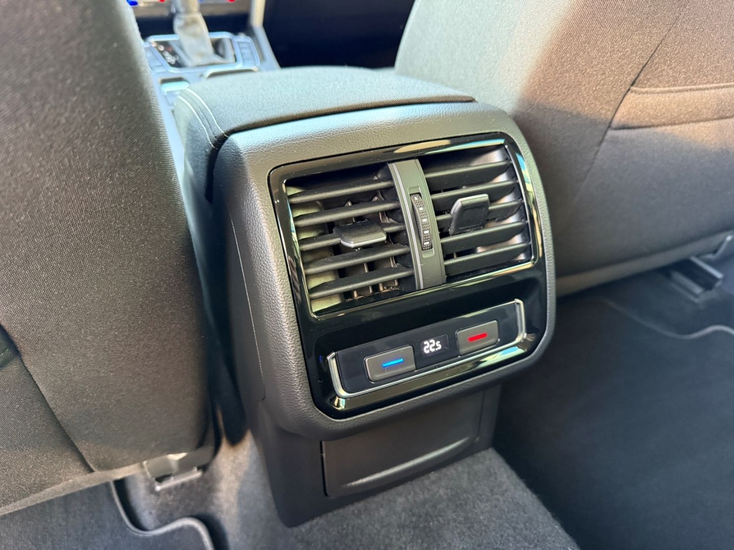 VW Passat Business AHK Navi LED ACC SHZ CarPlay And - Image 26