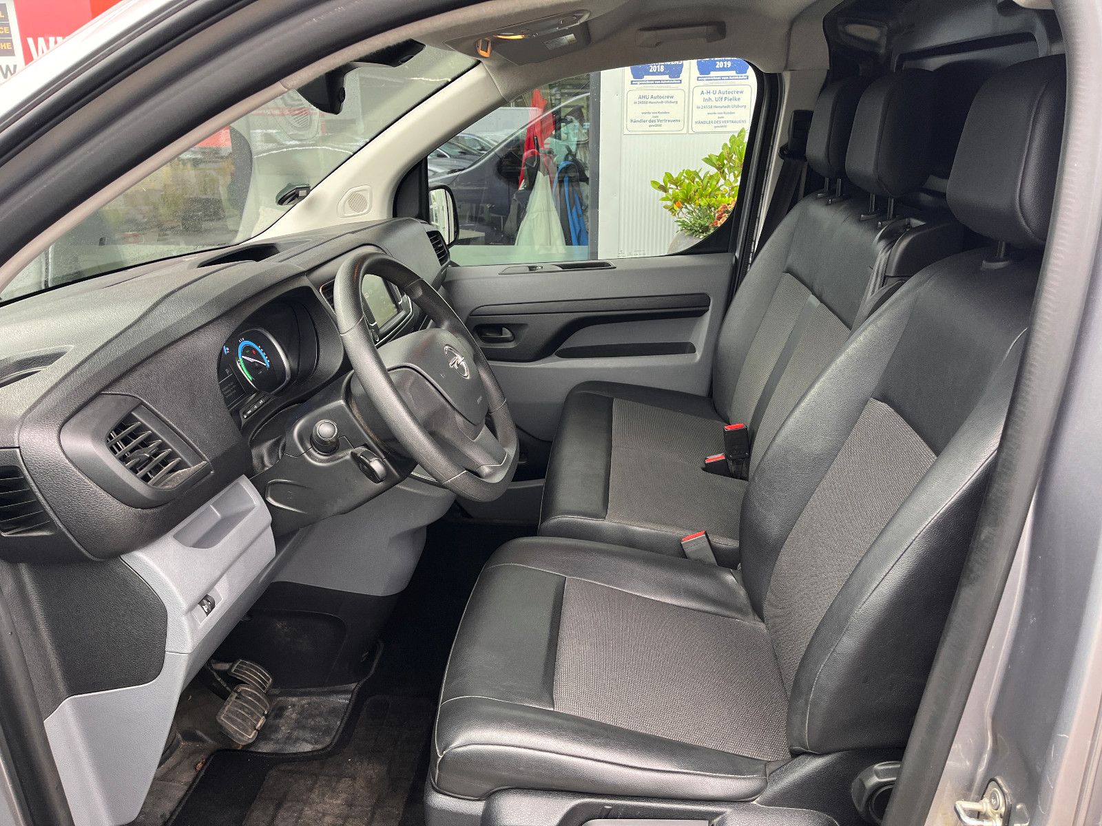 Fahrzeugabbildung Opel Vivaro Kasten -e Edition M