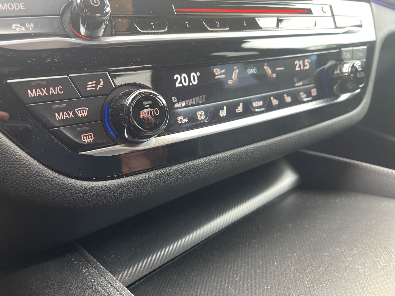 Fahrzeugabbildung BMW M5 Baureihe M5 Lim.*MASSAGE*CARBON*HEAD-UP*LED