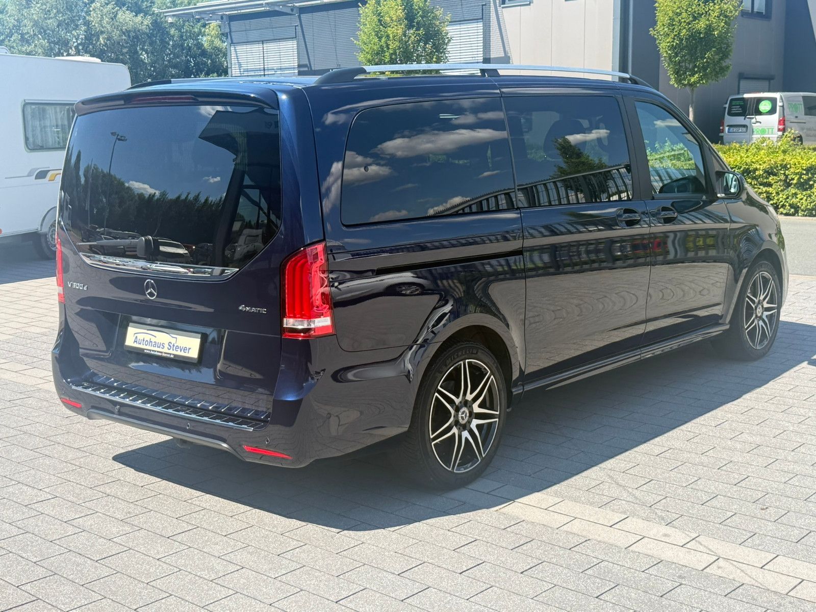 Fahrzeugabbildung Mercedes-Benz V 300 d EDITION 4MATIC lang AMG Line