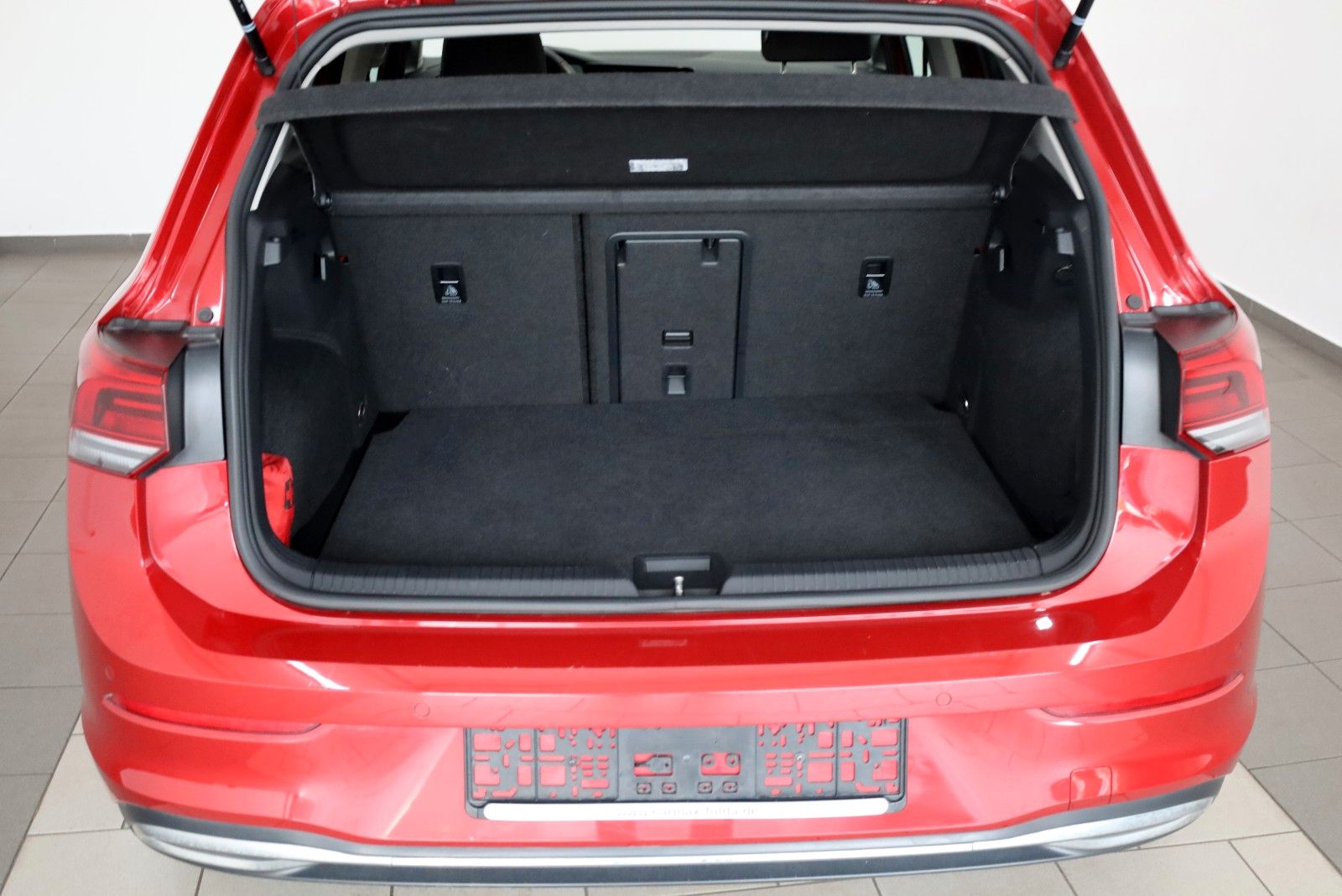 Fahrzeugabbildung Volkswagen Golf VIII Lim. Active Navi,LED,SH,PDC,ACC,SR+WR