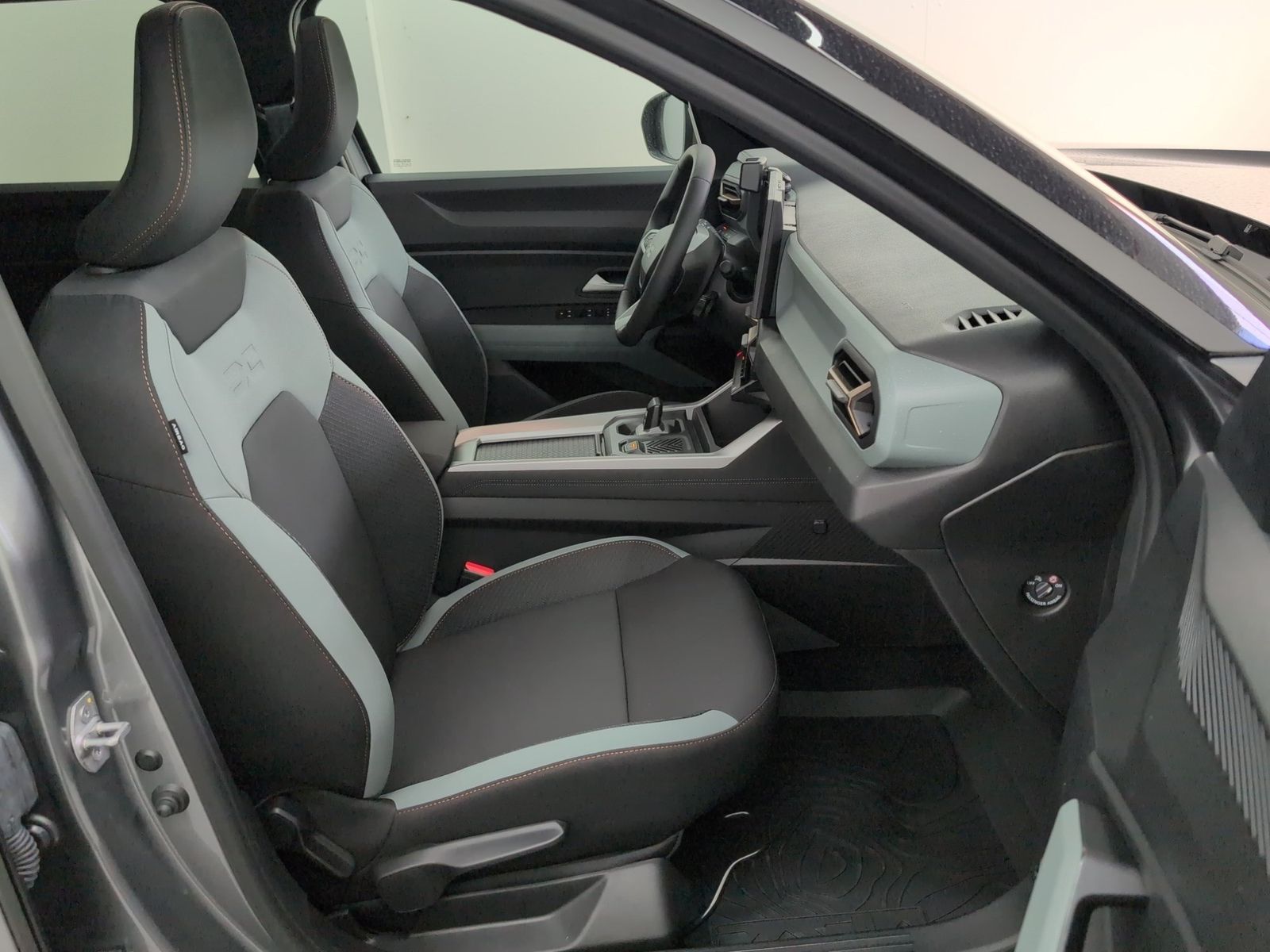 DACIA Bigster Extreme Hybrid 155 Zweifarblackierung – Bild 14