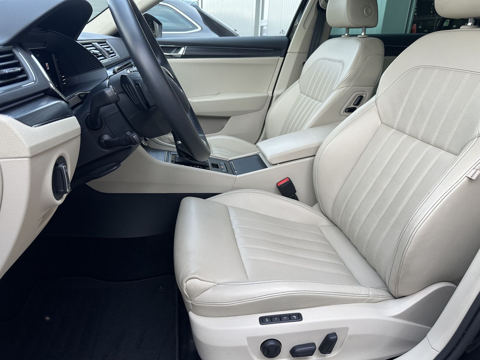 Fahrzeugabbildung SKODA Superb Combi Premium Edition NAV+LED+ACC+18ZO+VC
