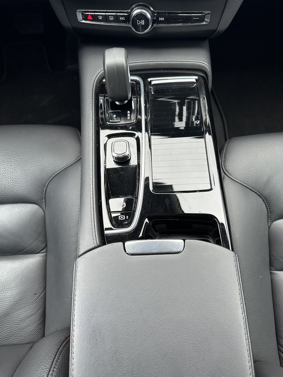 Fahrzeugabbildung Volvo V90 T6 Recharge AWD Core NAV+LED+KAM+AHK+VC+ACC