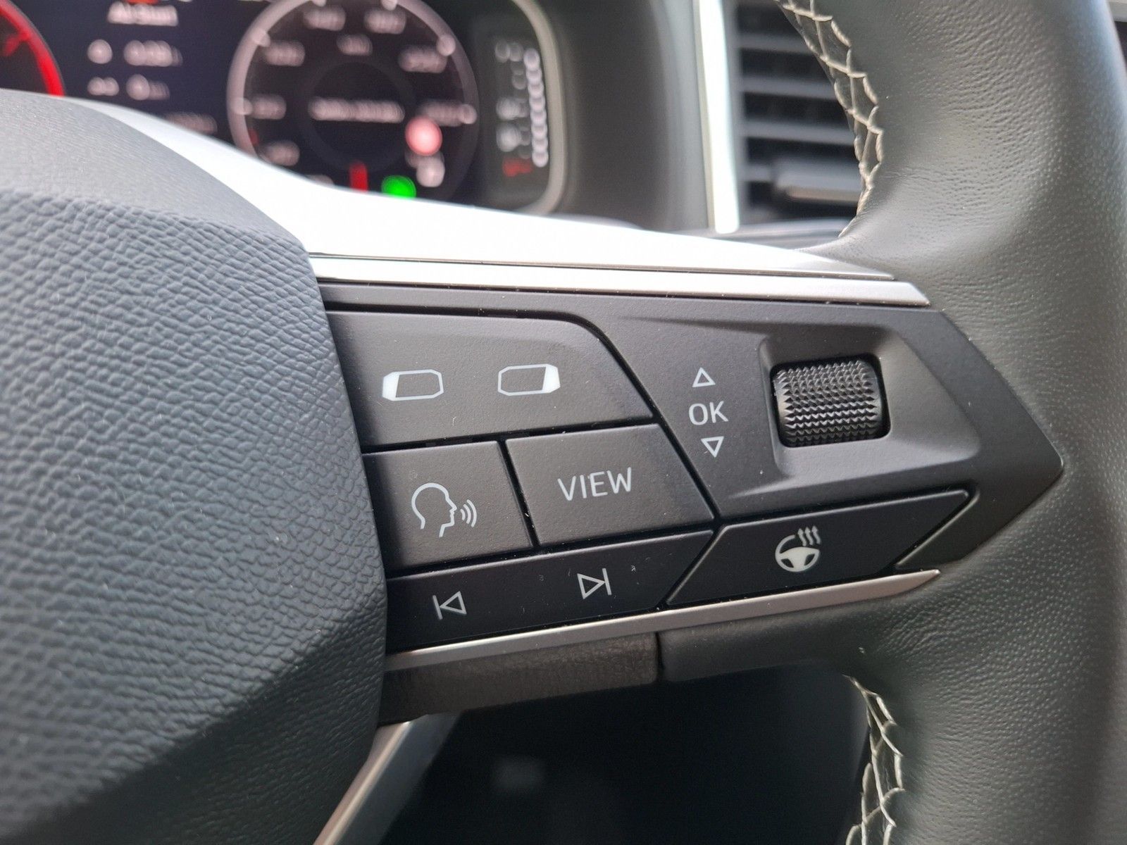 Fahrzeugabbildung SEAT Ateca TSI Style DSG LED Navi AID ACC Park-Assist