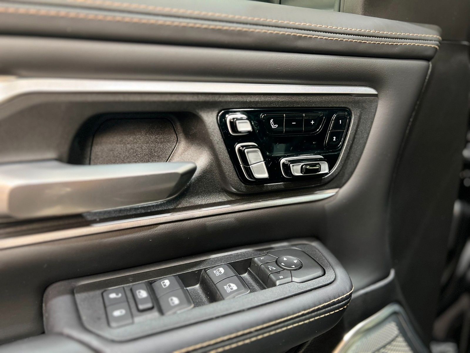 Fahrzeugabbildung Dodge RAM 1500 TUNGSTEN CREW CAB H/O Black Interieur