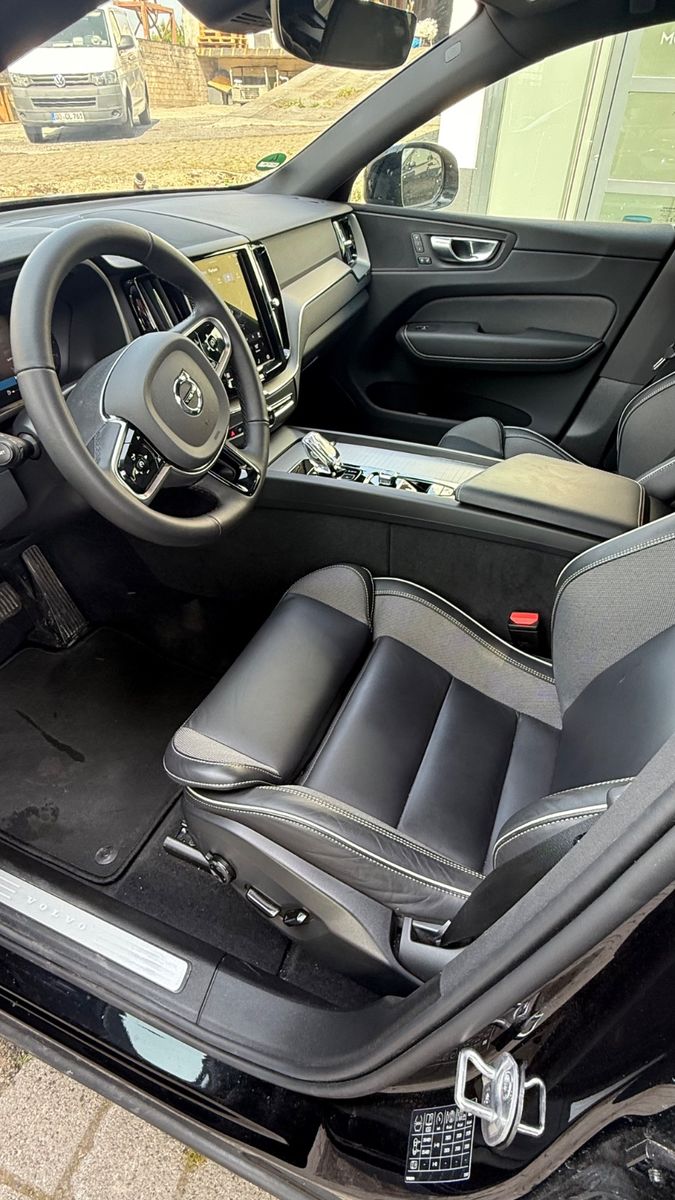 Fahrzeugabbildung Volvo XC 60 XC60 R-Design Black Edition AWD fahrbereit
