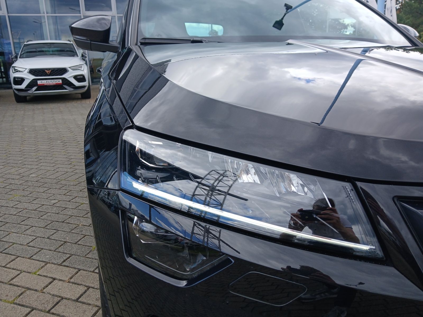 Fahrzeugabbildung SKODA Karoq TSI Sportline DSG LED AHK Navi ACC PDC SH