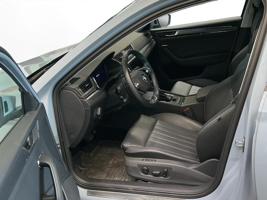 Skoda Superb Combi 2.0 TDI Style AHK LED LM 19" Navi 3