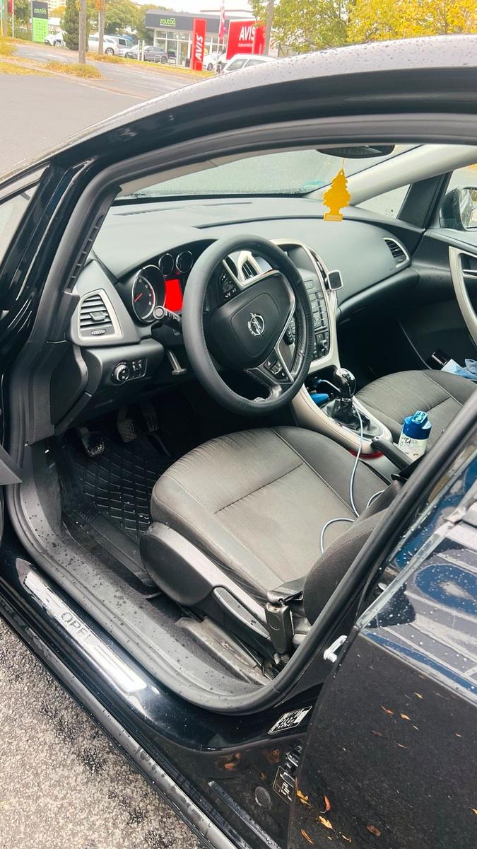 Opel Astra 2011 — photo 10