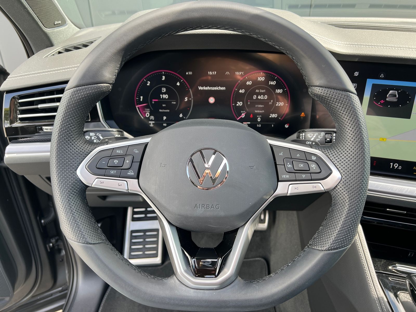 Fahrzeugabbildung Volkswagen Touareg R-Line 3.0 TDI 4MOTION *AHK, Luft, Pano,
