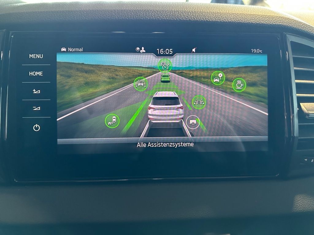 Fahrzeugabbildung SKODA Karoq 2.0 TDI Sportline AHK Memory LED Sport DAB