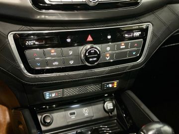 Fahrzeugabbildung Ssangyong REXTON 2.2D**SAPPHIRE**4WD**7AT**7SITZER**