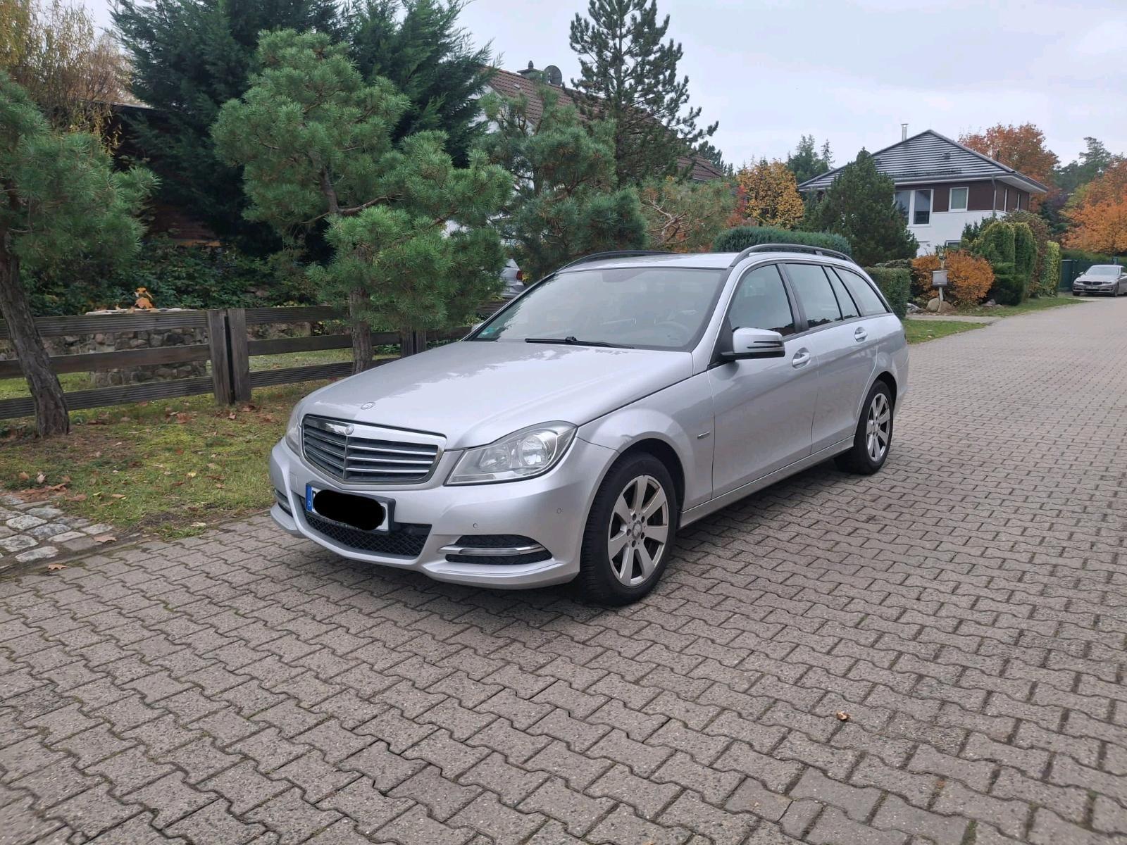 Mercedes-Benz C220 2011 — interior