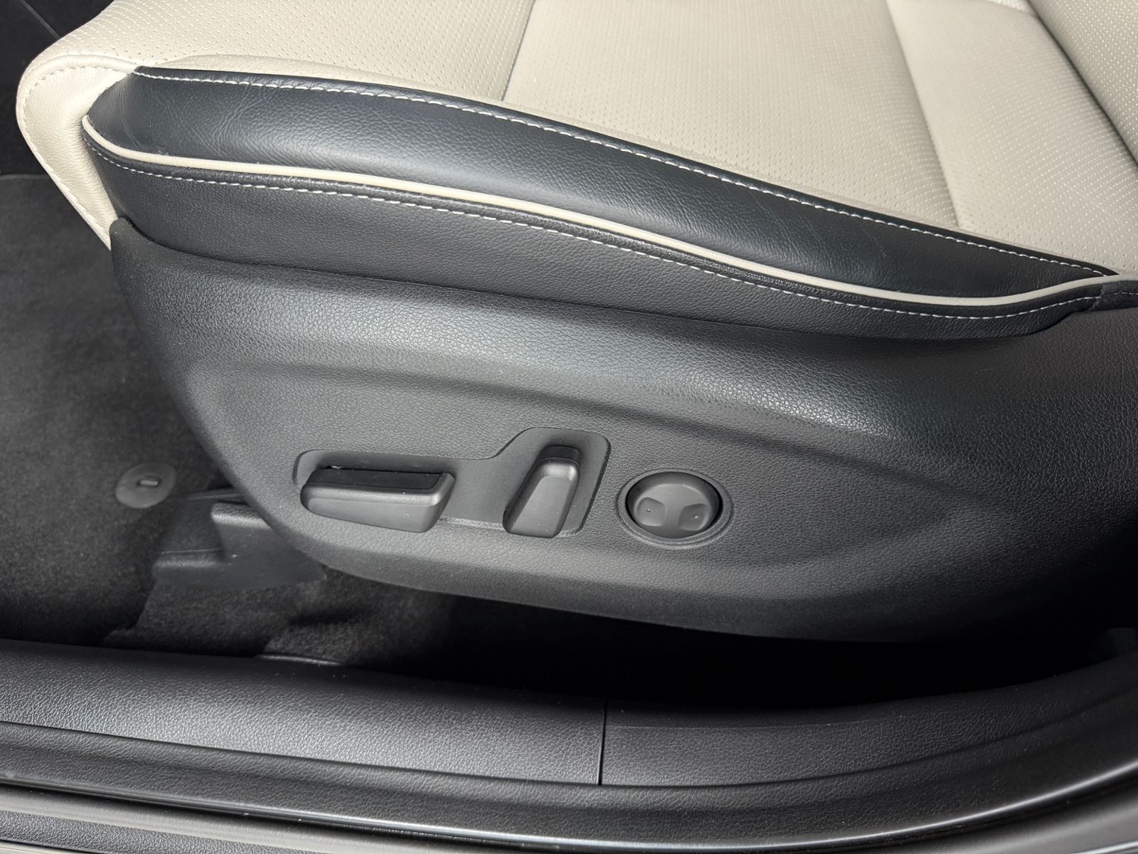Fahrzeugabbildung Kia Sportage Platinum Edition 4WD PANO LED NAVI