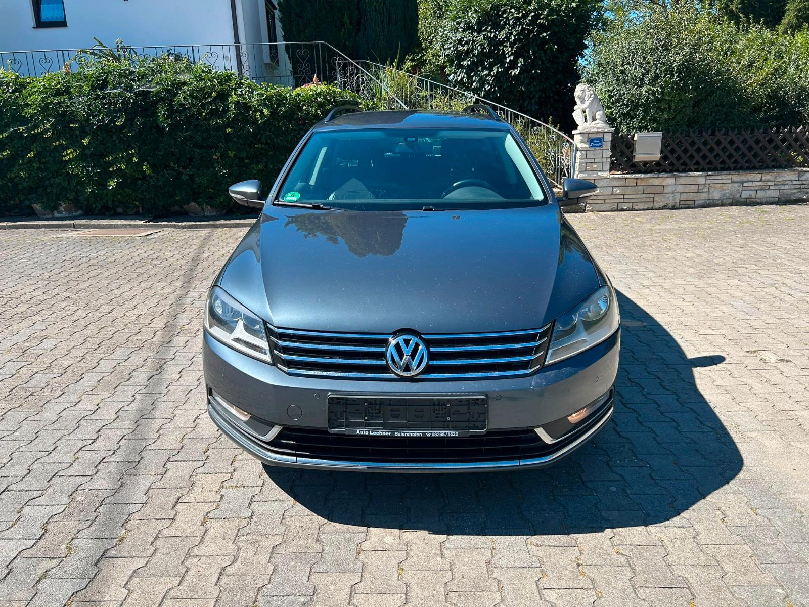 Volkswagen Passat 2011 — rear view