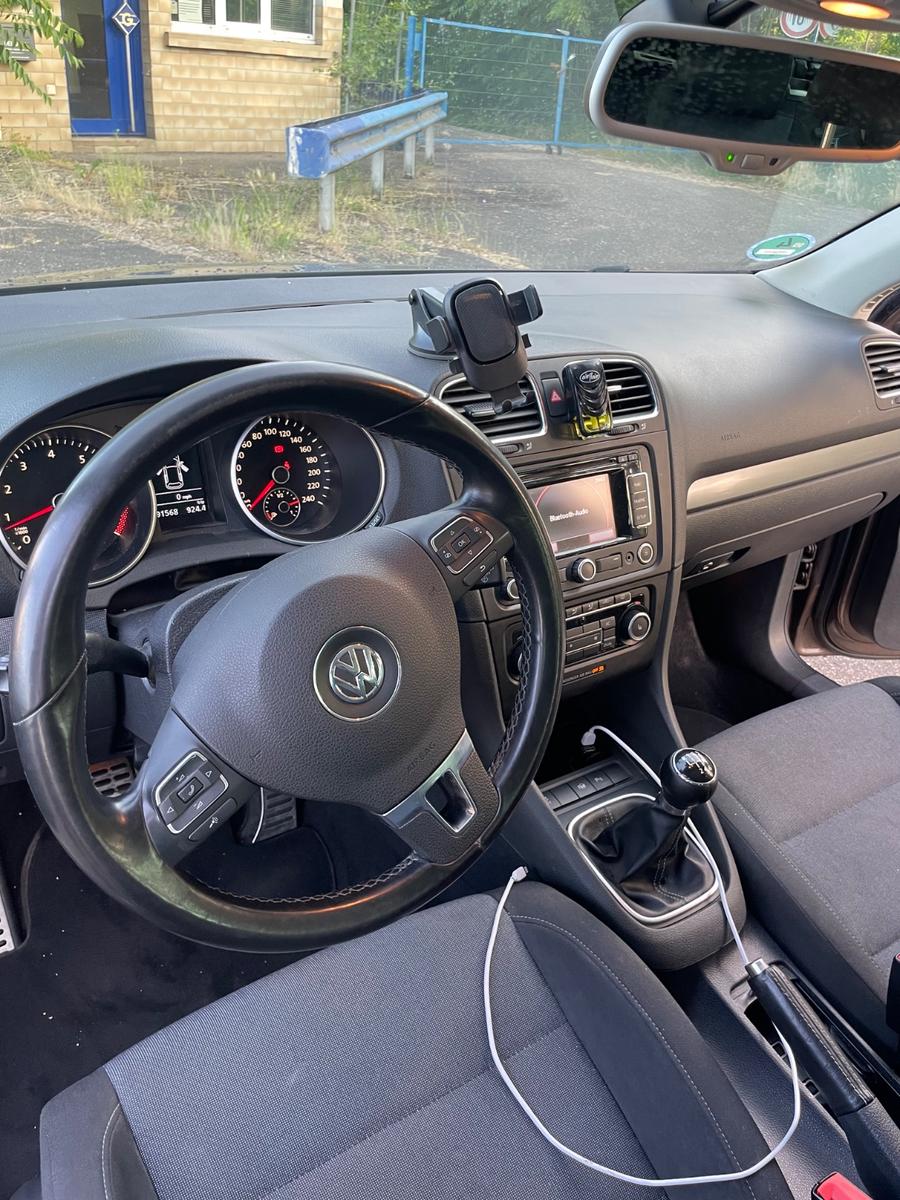 Volkswagen Golf 2011 — interior