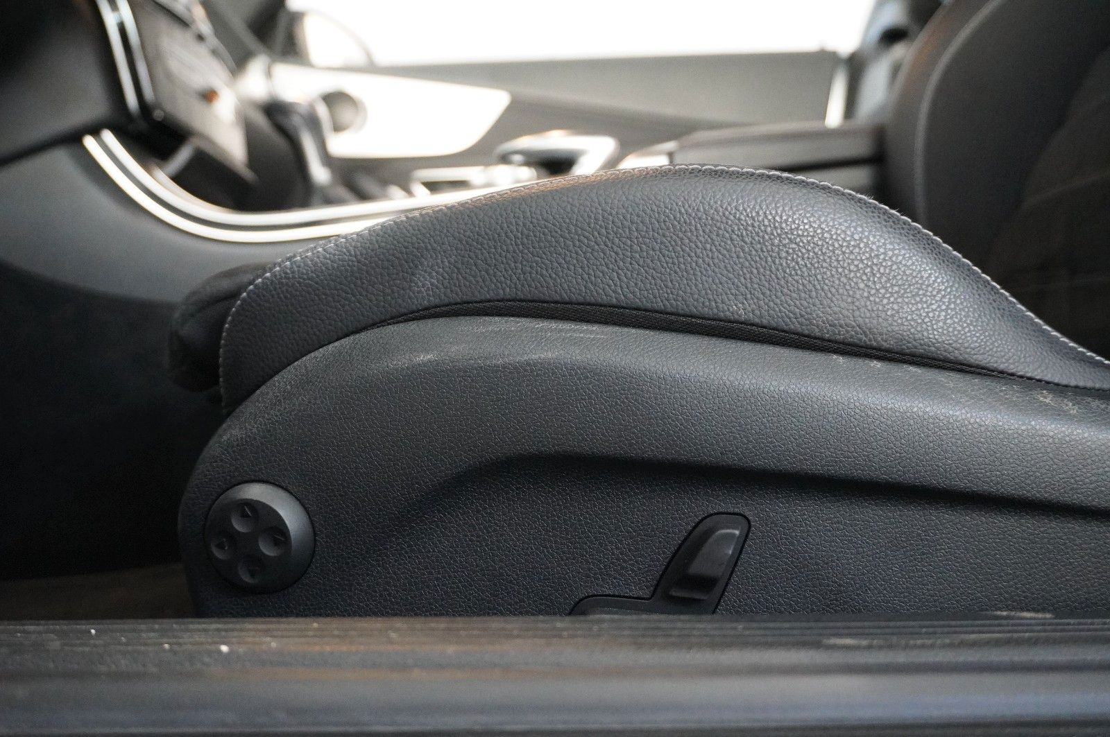 Fahrzeugabbildung Mercedes-Benz C 180 COUPE AMG LINE NAVI/LED/KAMERA/SPORT/SHZ