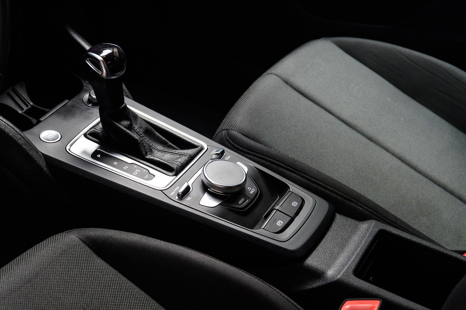Fahrzeugabbildung Audi Q2 35 TFSI S tronic LED/SZH/RFK/NAVI/GJR