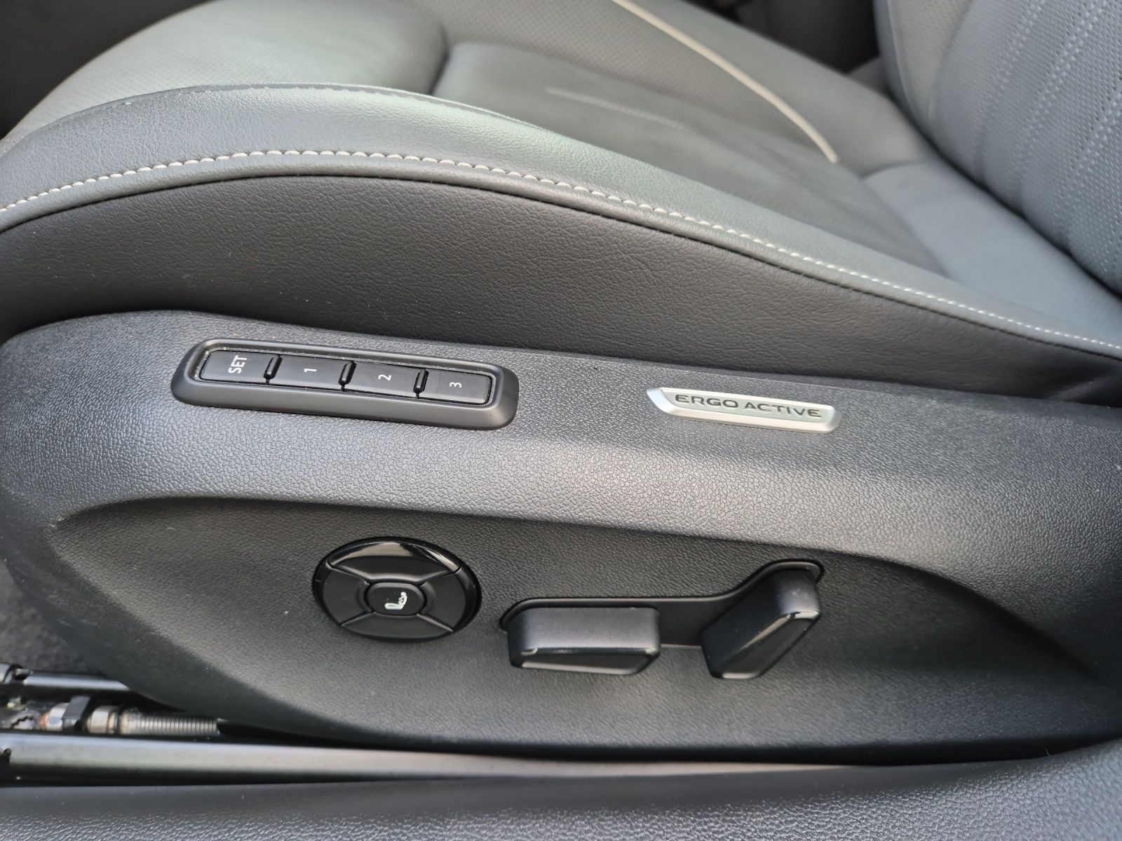 Fahrzeugabbildung Volkswagen Passat TDI Elegance DSG Matrix STH AHK Navi Pano