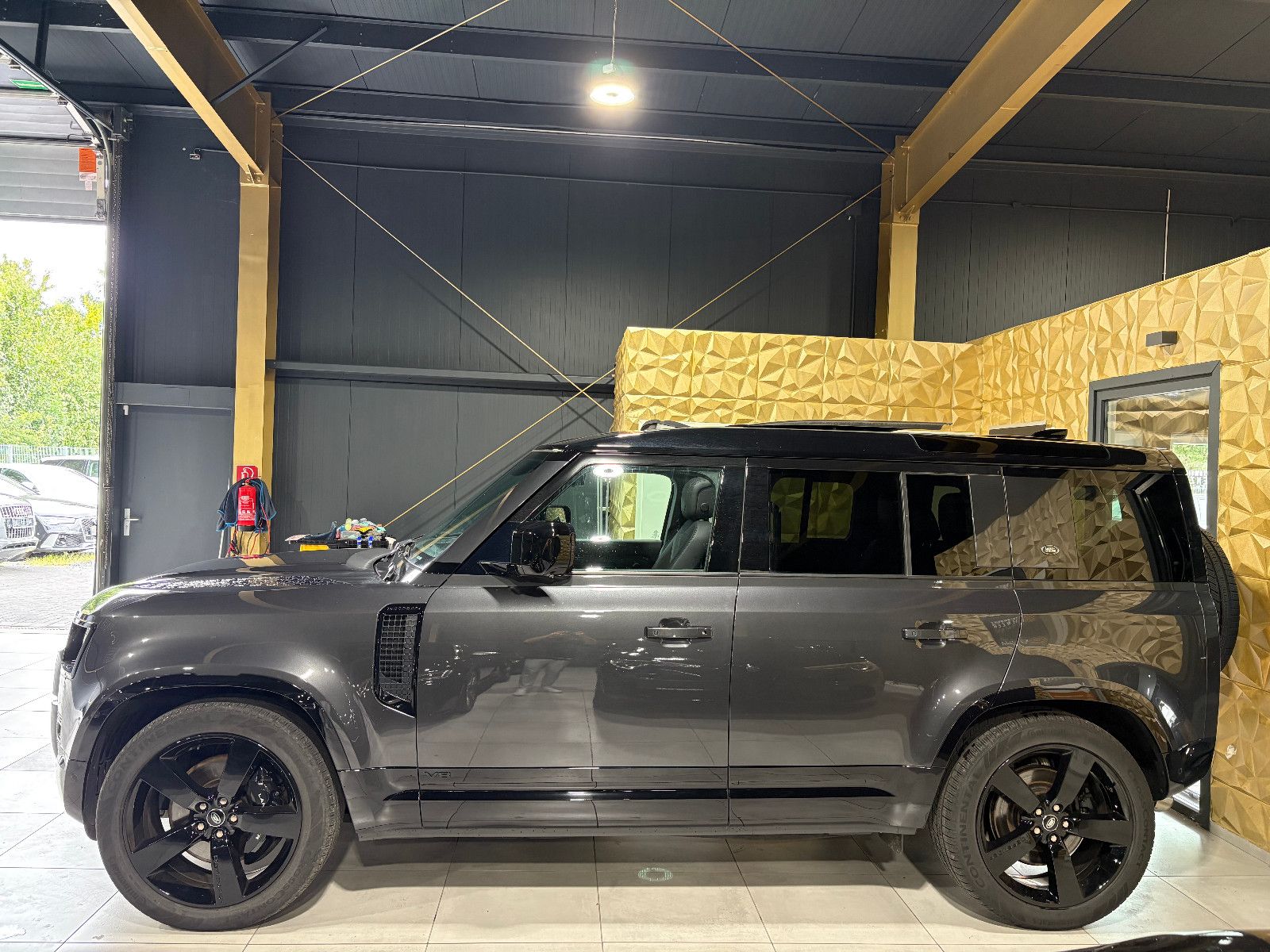 Fahrzeugabbildung Land Rover Defender 110 V8/PANO/ACC/HEAD-UP/360°/APPLE/AMBI