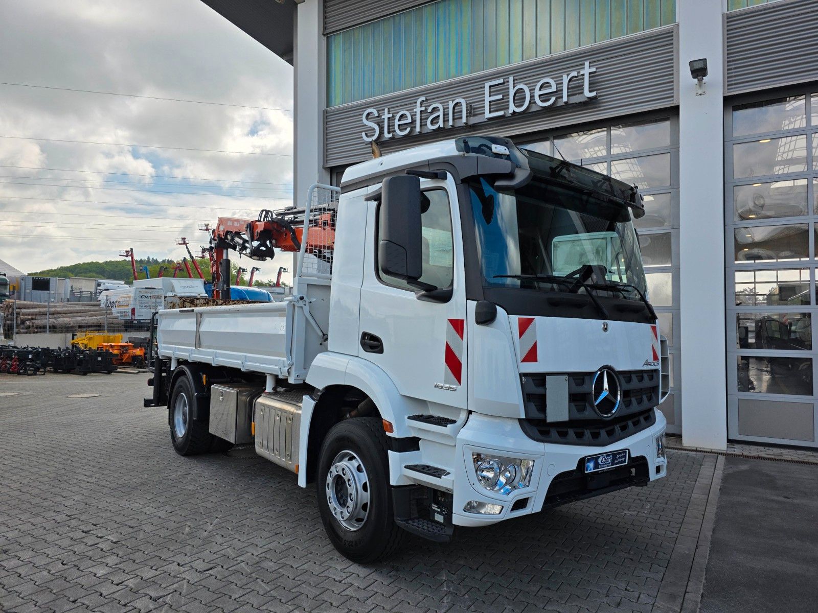 Fahrzeugabbildung Mercedes-Benz Arocs 1835 KK Heckkran Atlas 126.3E-A3L Funk