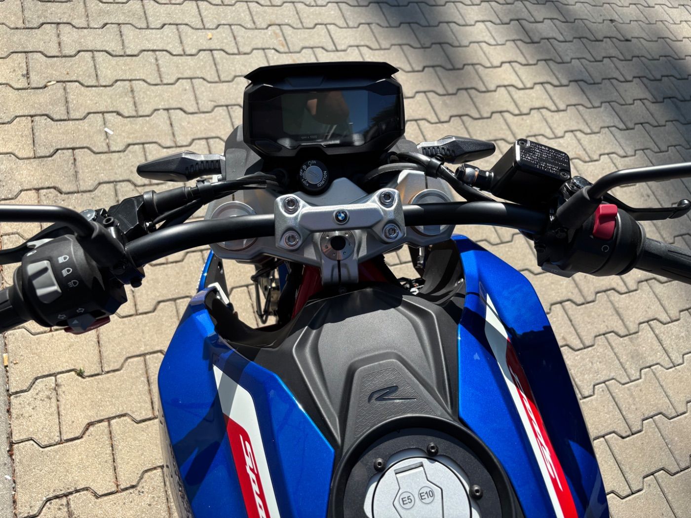 Fahrzeugabbildung BMW G 310 R Style Sport weiß rot blau