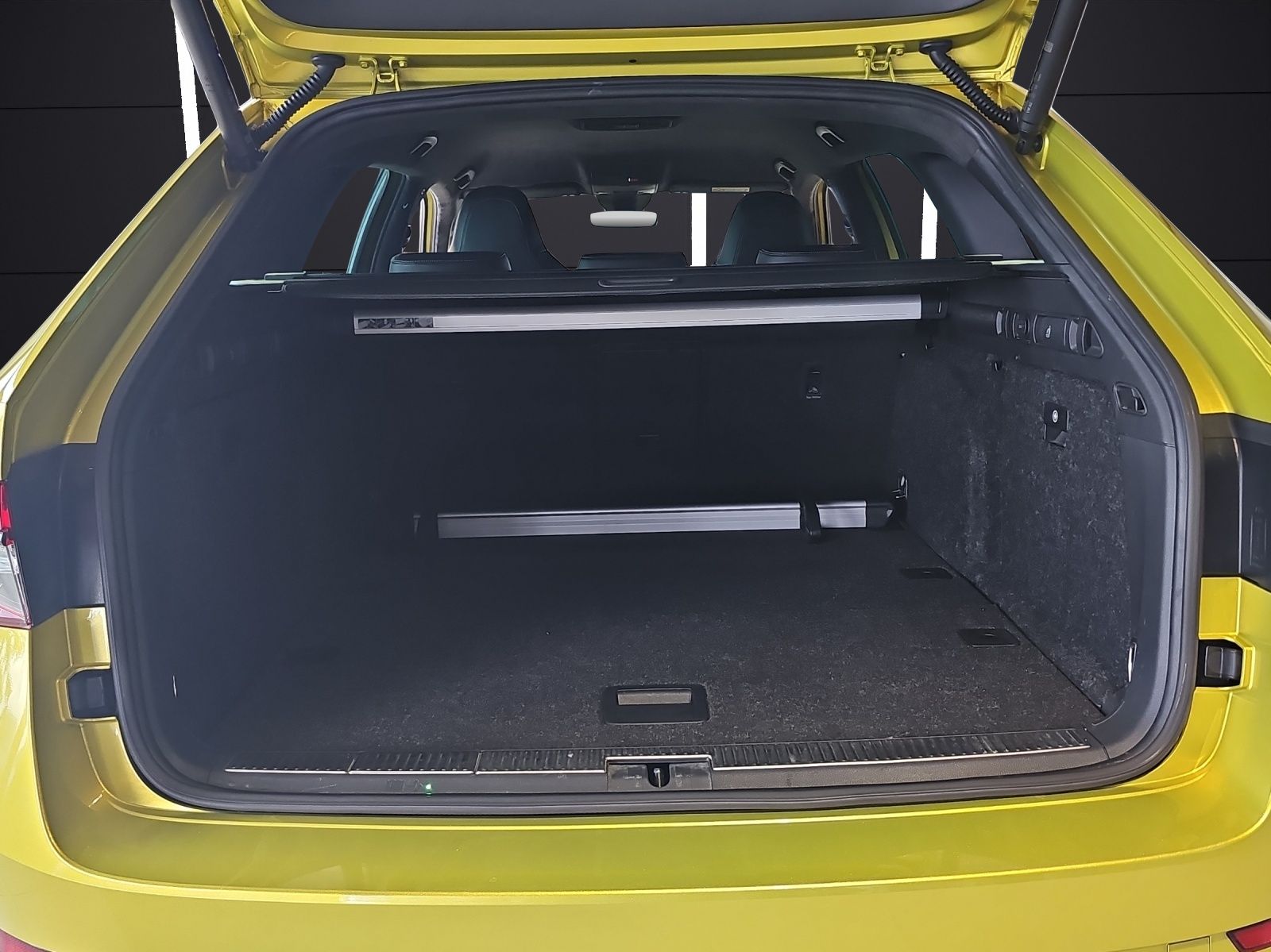 Fahrzeugabbildung SKODA Superb Combi Sportline 2.0 TSI DSG AHZV DCC ACC