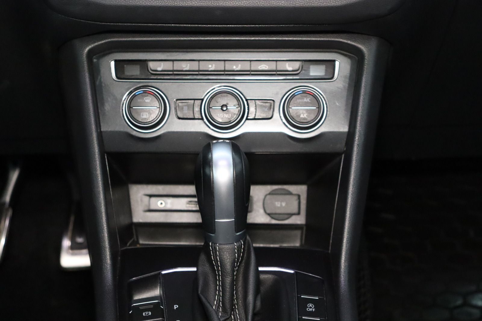 Fahrzeugabbildung Volkswagen Tiguan 2.0 TSI 4 Motion R-line Highline * Pano *