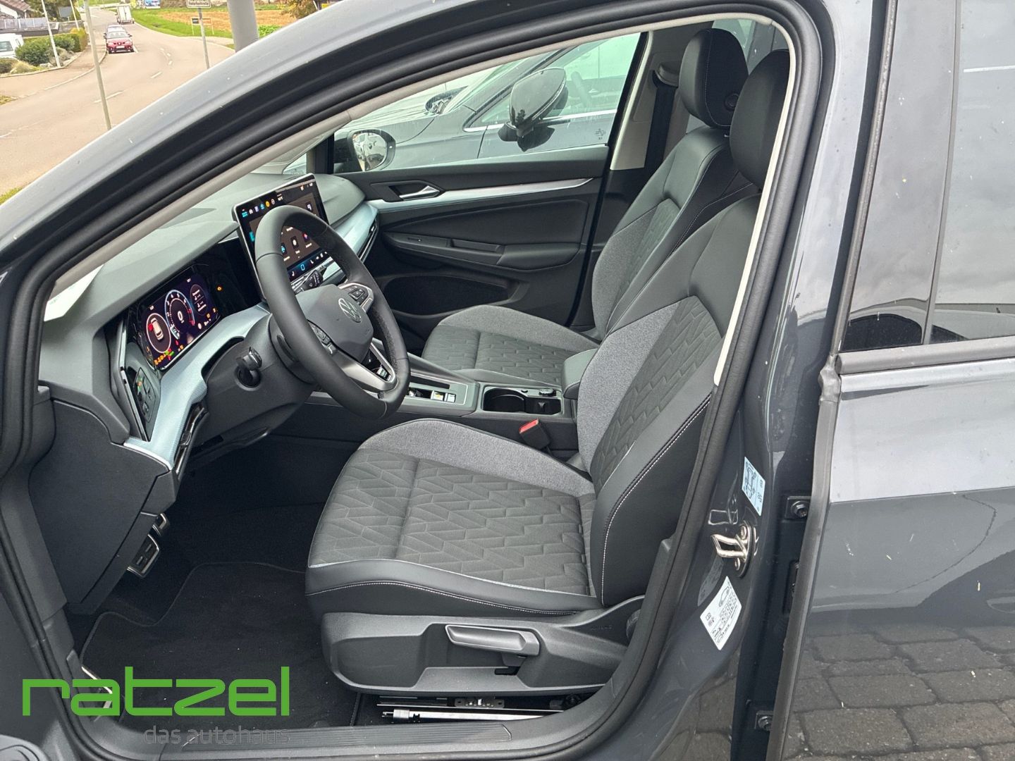 Fahrzeugabbildung Volkswagen Golf GOAL 1.5 eTSI DSG Allwetter+PDC+SHZ+LED