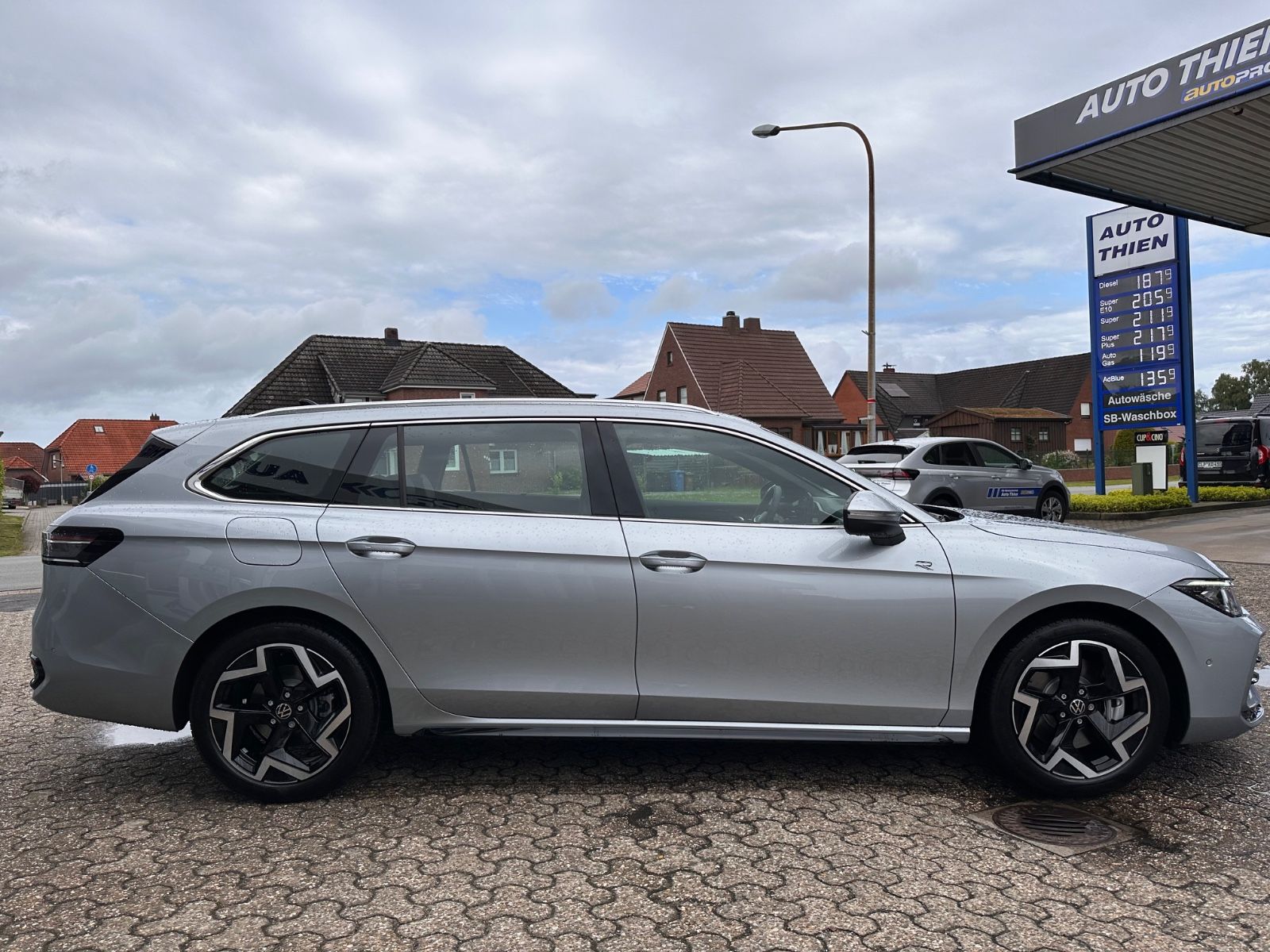 Fahrzeugabbildung Volkswagen Passat Variant 2.0 TDI 4M R-Line Matrix/AHK/Navi